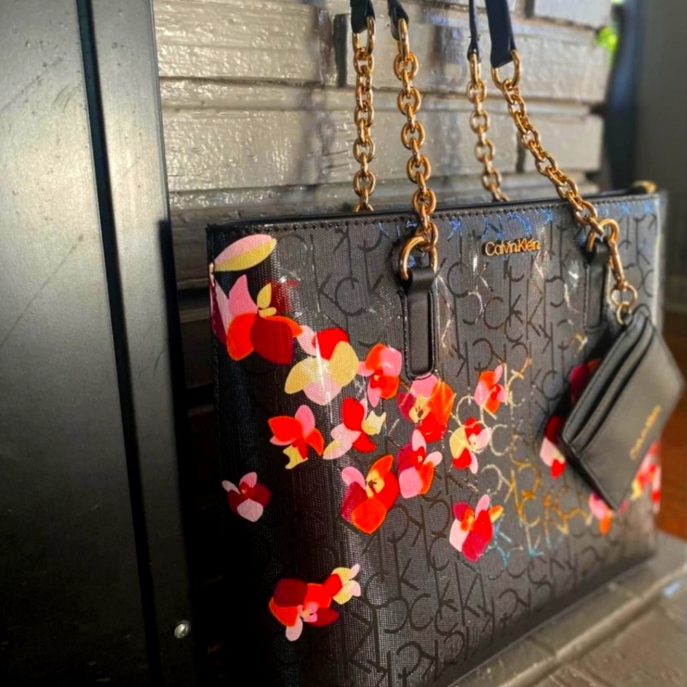 Calvin klein purse.NWOT With detachable card holder.